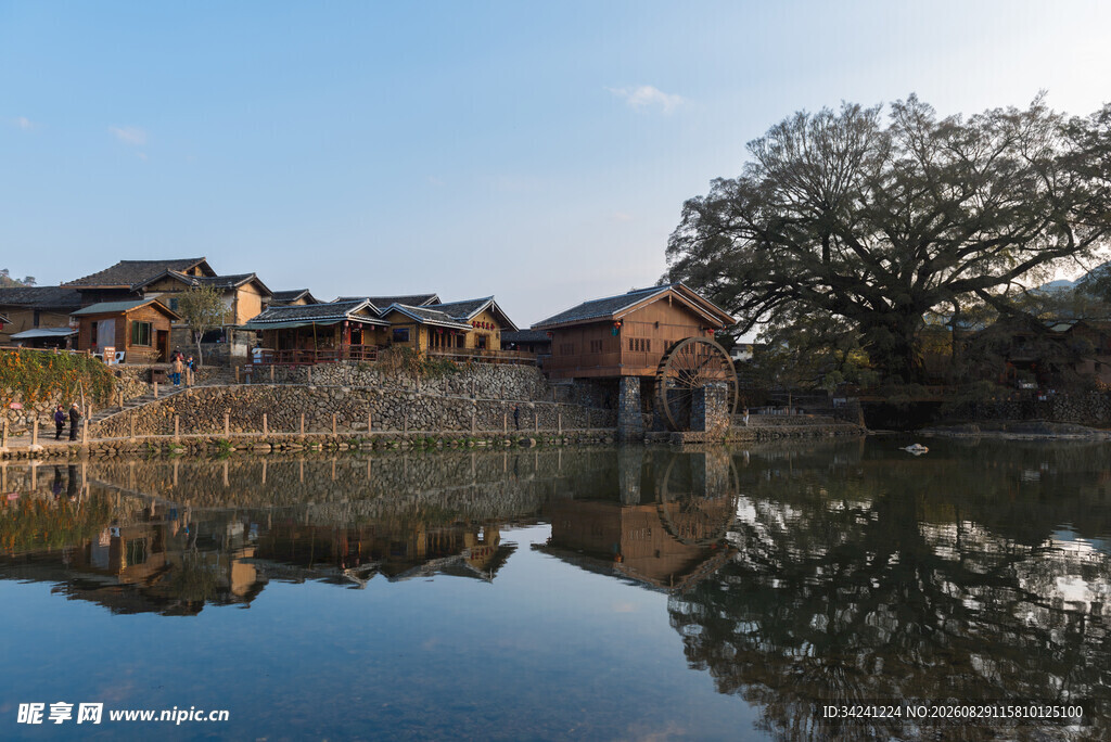 水乡古村宁静湖景倒影
