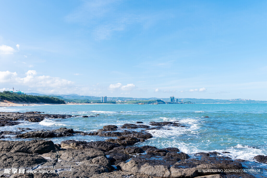海边礁石与蔚蓝大海风光