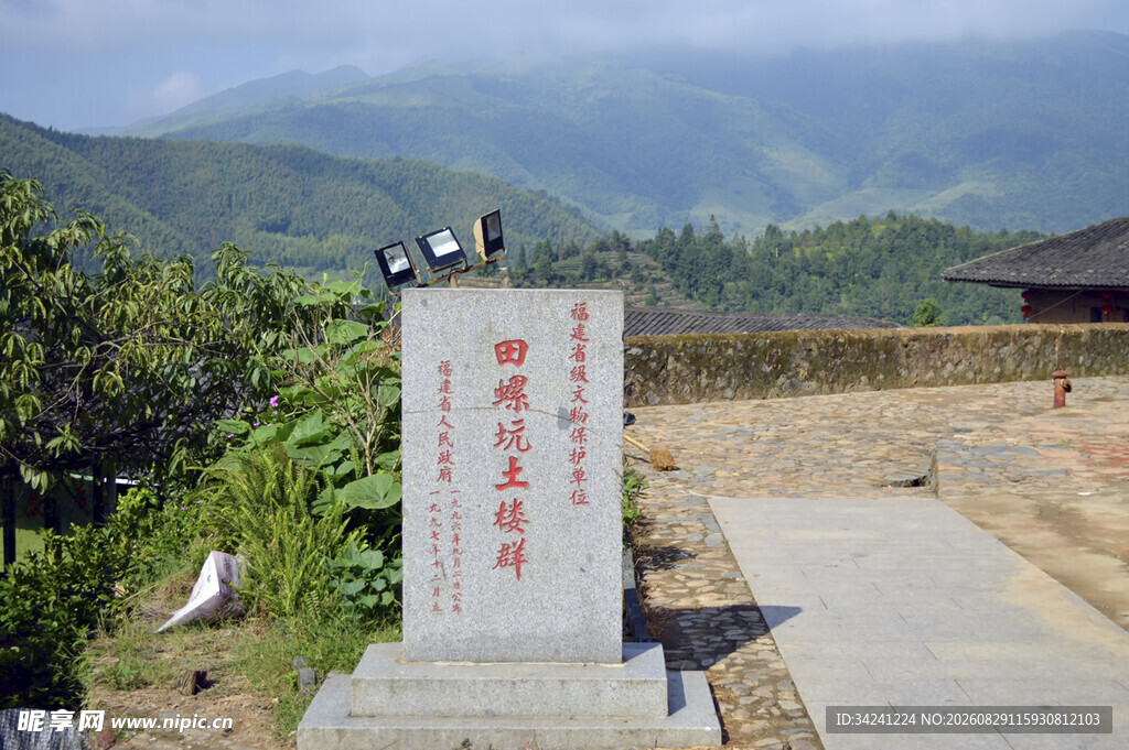 乡村纪念碑记录奋斗岁月