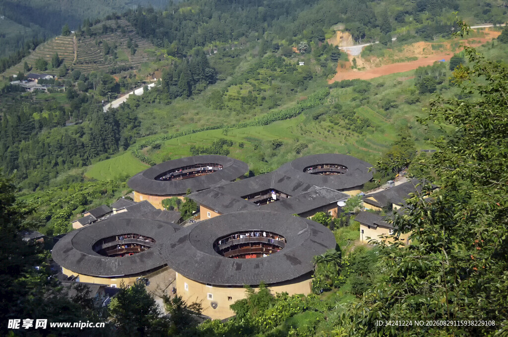 福建土楼山林中的独特建筑