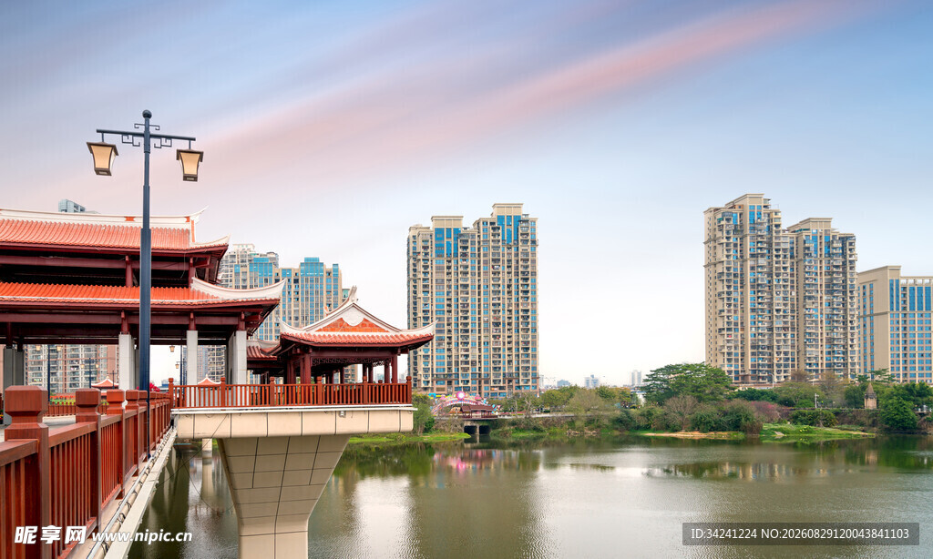 湖畔中式建筑与现代高楼