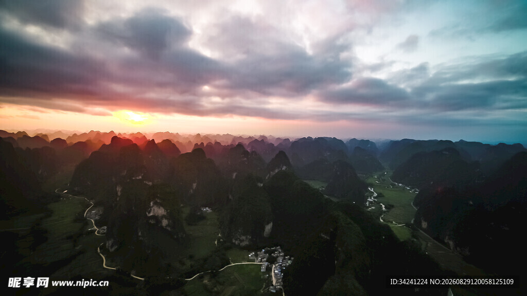 日出时分山林壮美景色