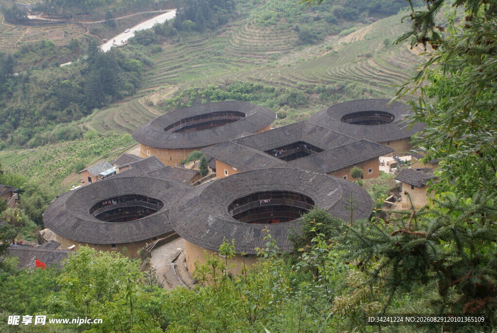 俯瞰山间圆形建筑群落