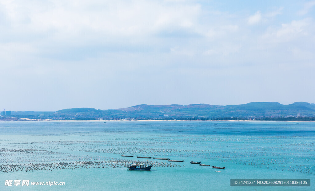 碧海蓝天中的海上养殖景观