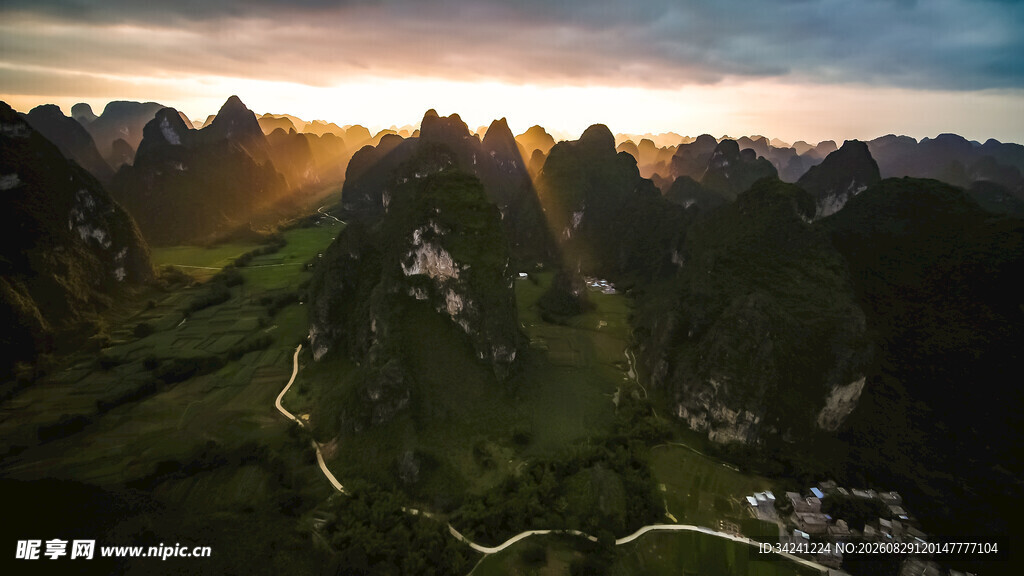 山间晨曦美景