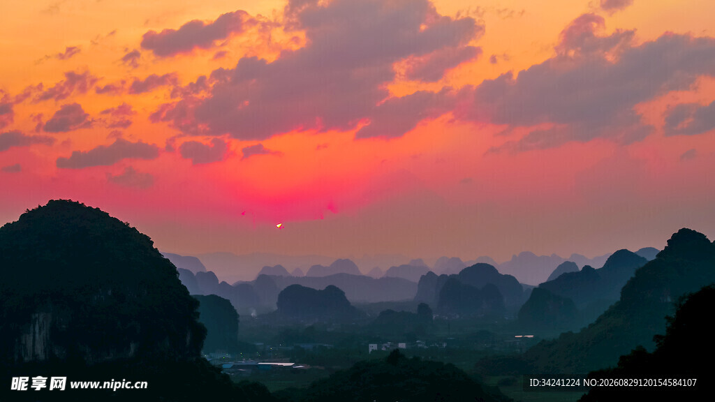 壮丽晚霞下的山峦美景