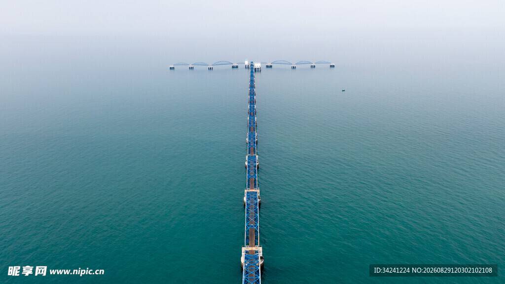 海上风电塔架矗立蓝海