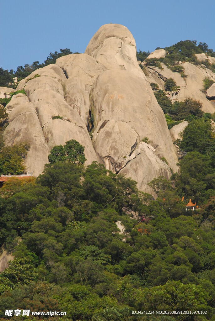 巍峨山石与葱郁植被景观