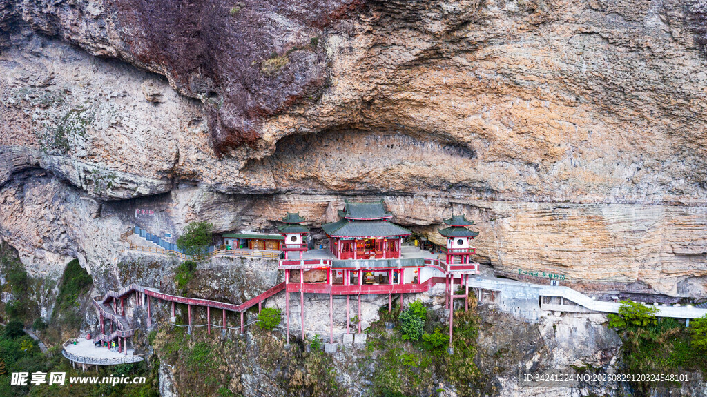 悬崖上的神秘红色建筑群