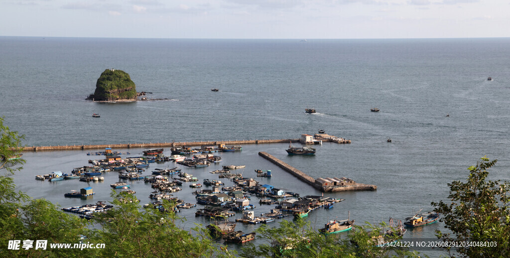海边渔村码头风景