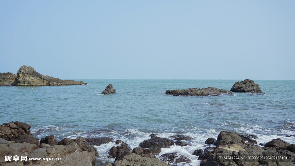 海边礁石与海浪景观