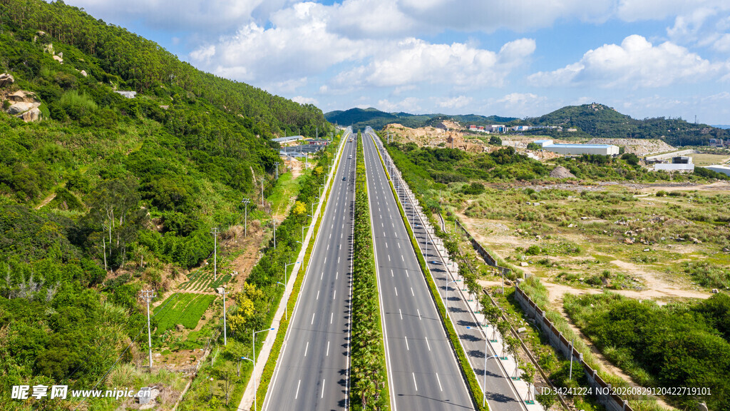 蜿蜒公路穿行于青山之间