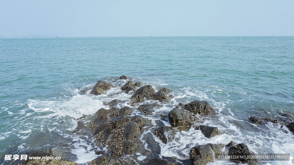 海浪拍击礁石的海边景致