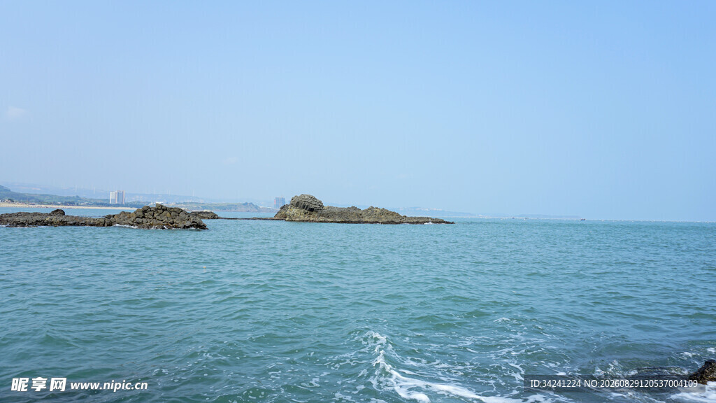 海边风景蔚蓝大海与礁石