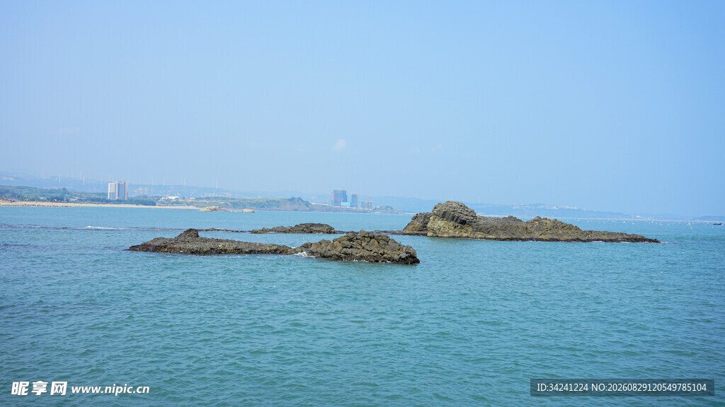 碧海礁石的静谧海景