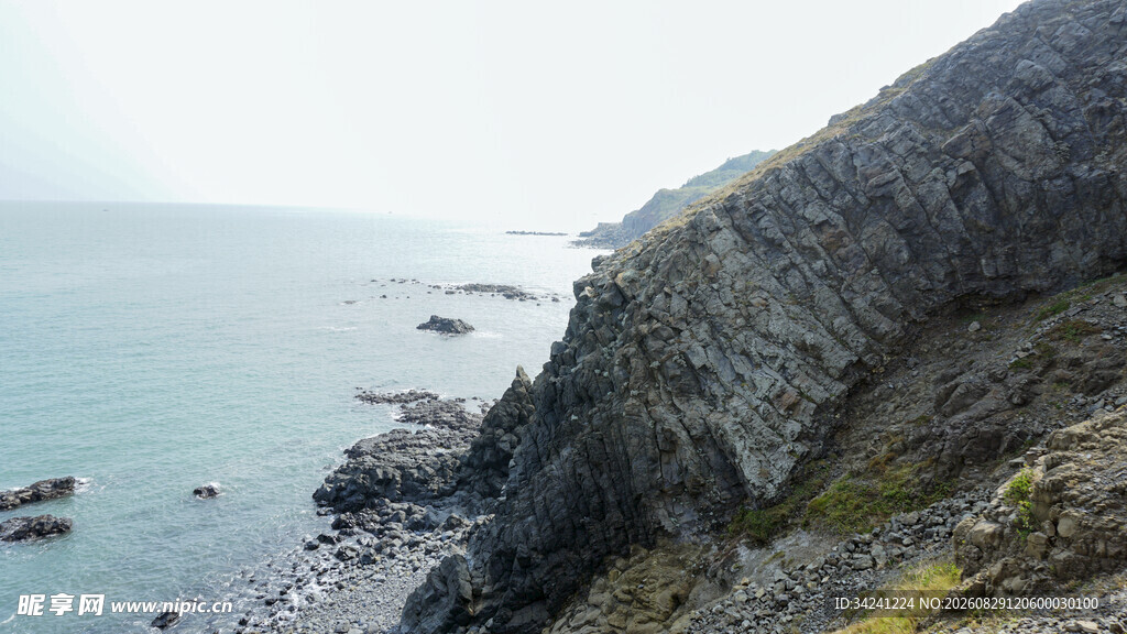 海岸边的嶙峋岩石景观