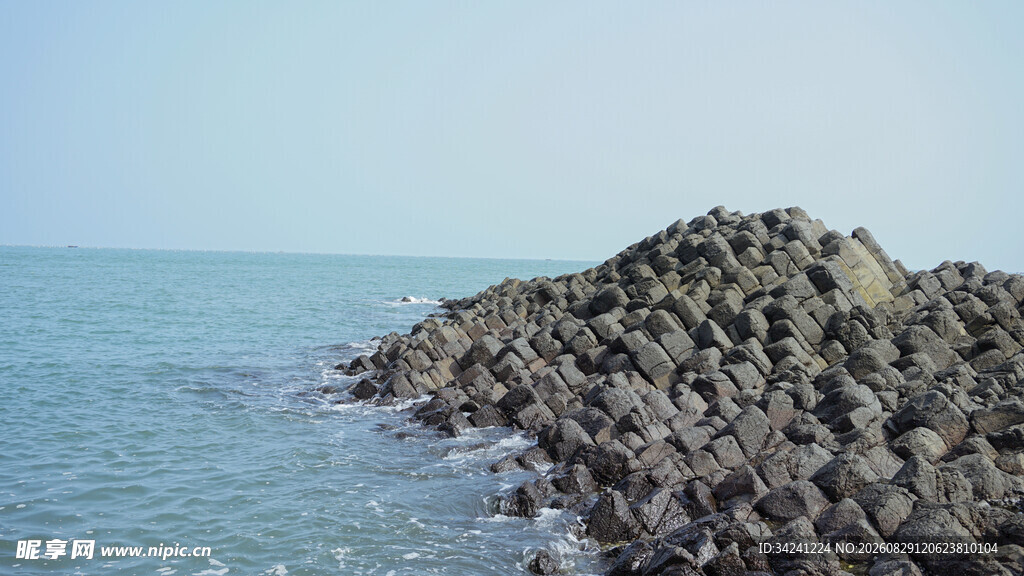 海边防波石堤