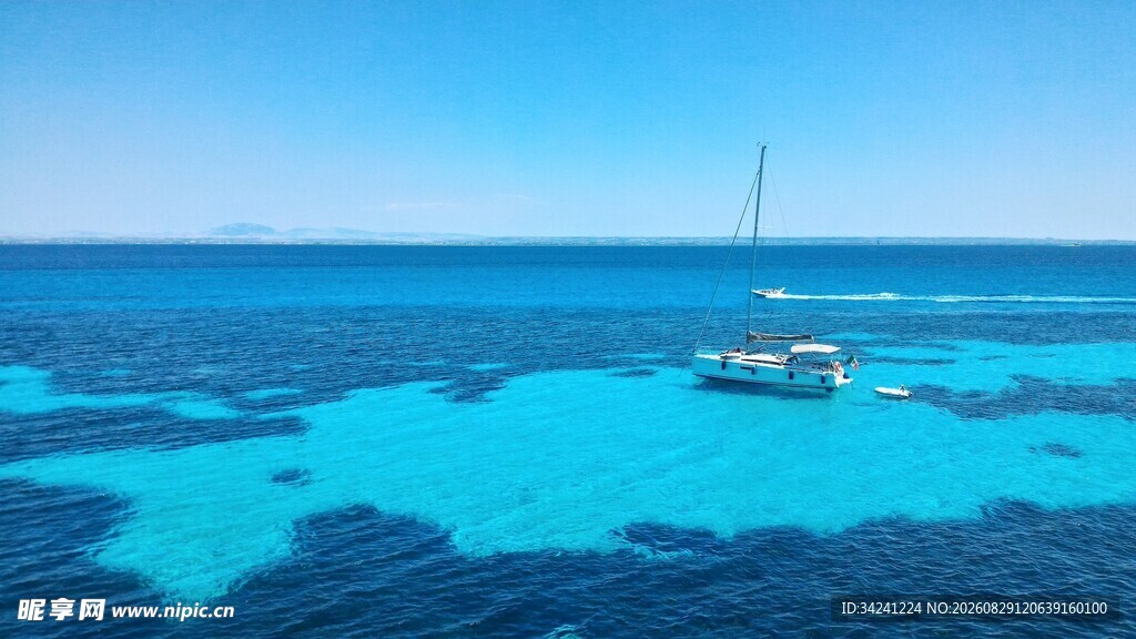 碧海之上的帆船美景