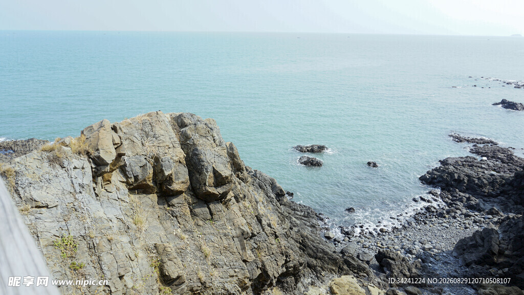 海岸边嶙峋岩石与碧海