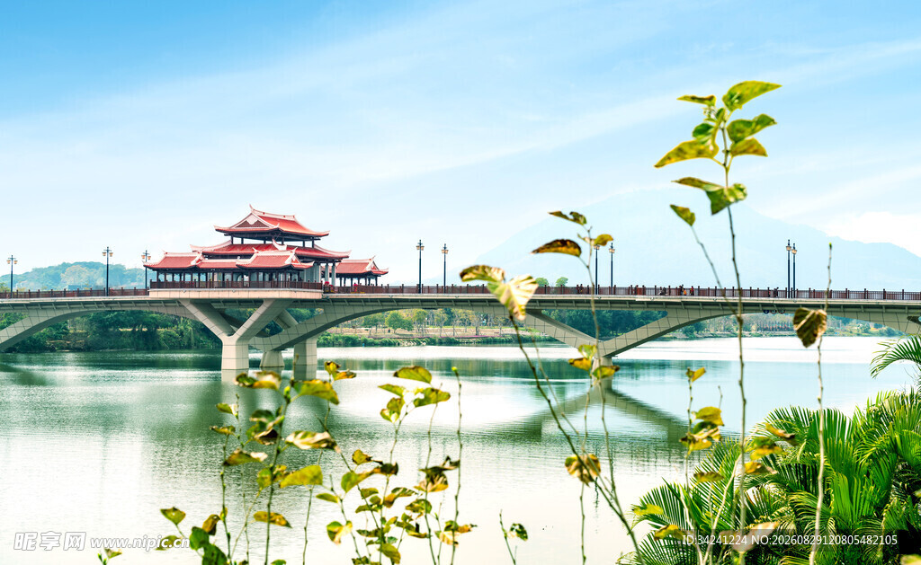 河畔古建桥景