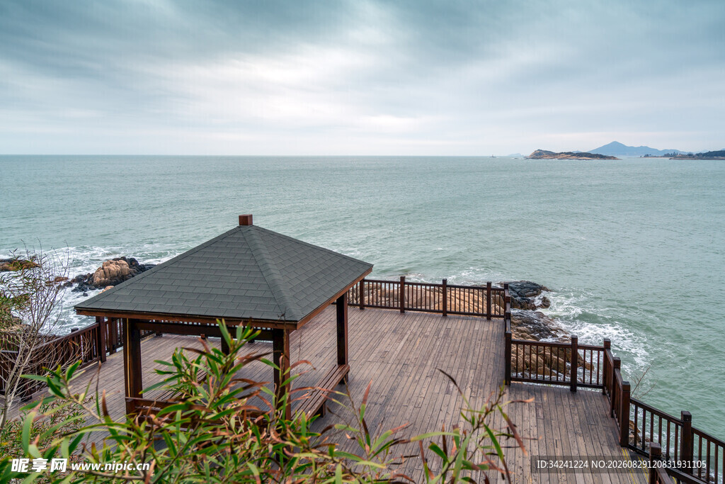 海边木质凉亭与辽阔海景
