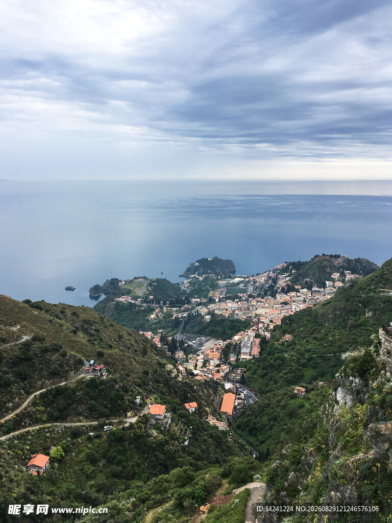 俯瞰山海相依的美丽小镇