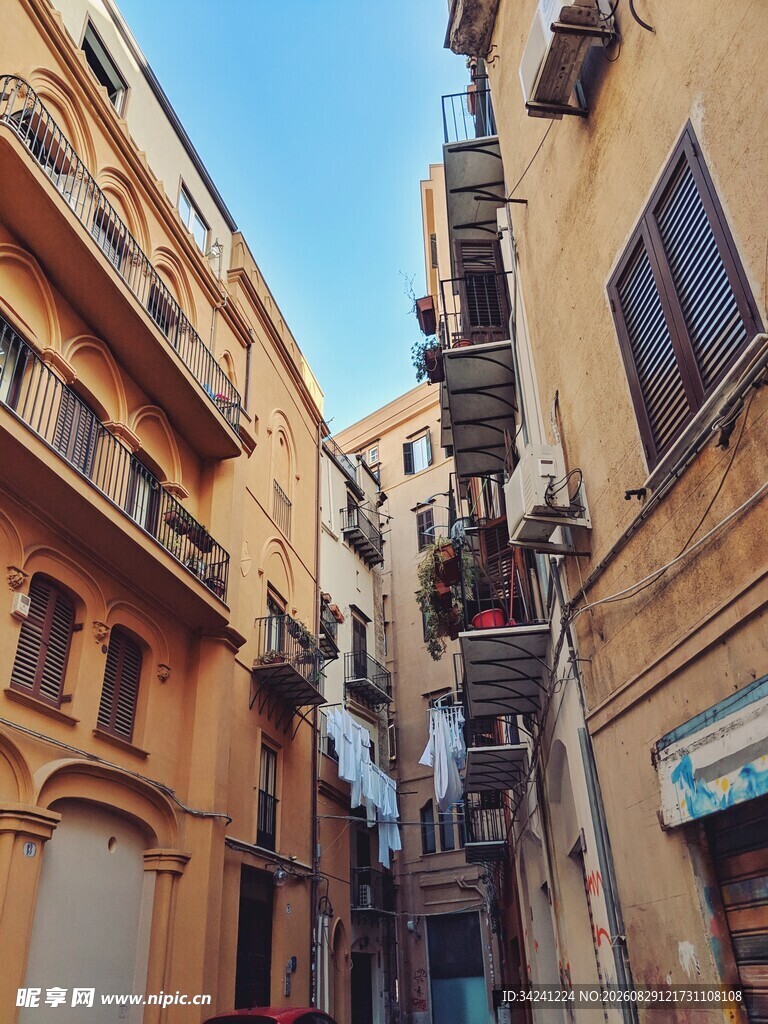 狭窄古巷中的欧式建筑景观