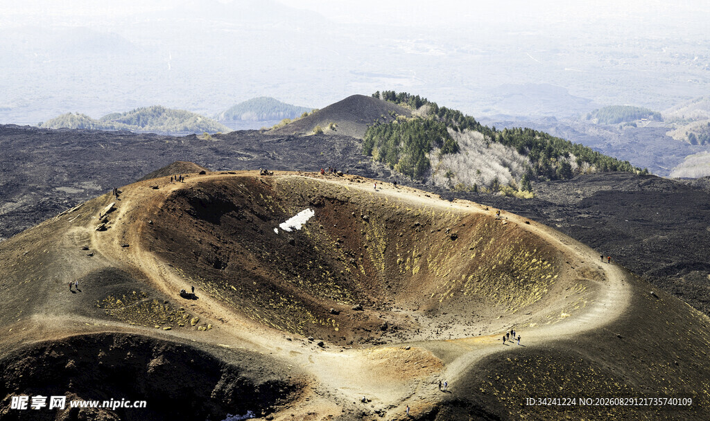 俯瞰壮观火山口地貌