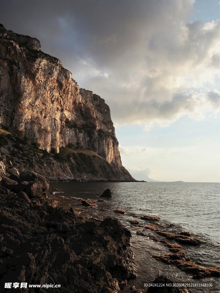 海边悬崖壮丽自然景观