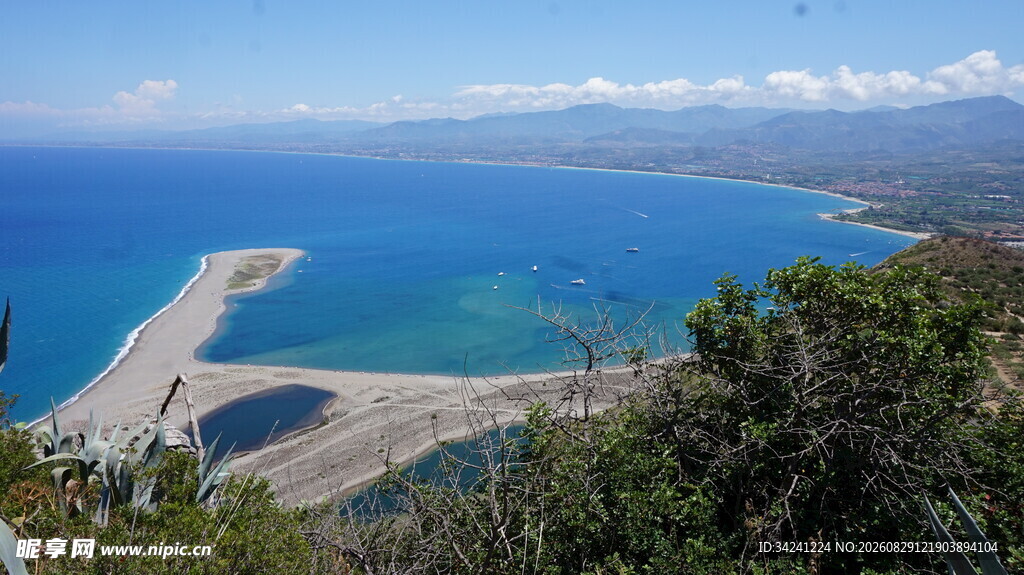海岸风光蓝色大海与陆地交汇