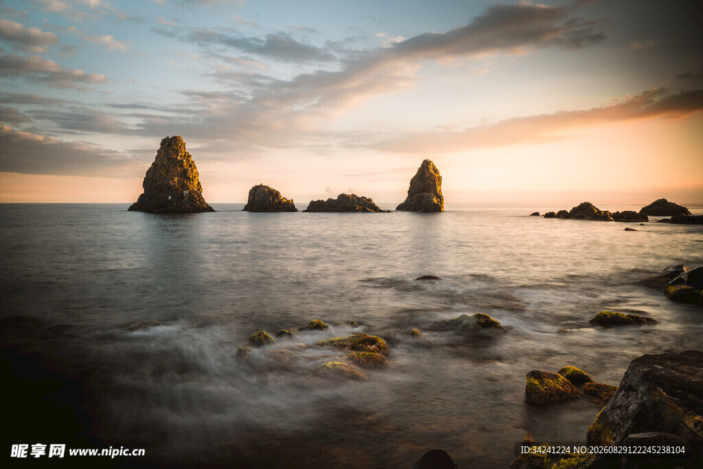 海边日落时的礁石美景