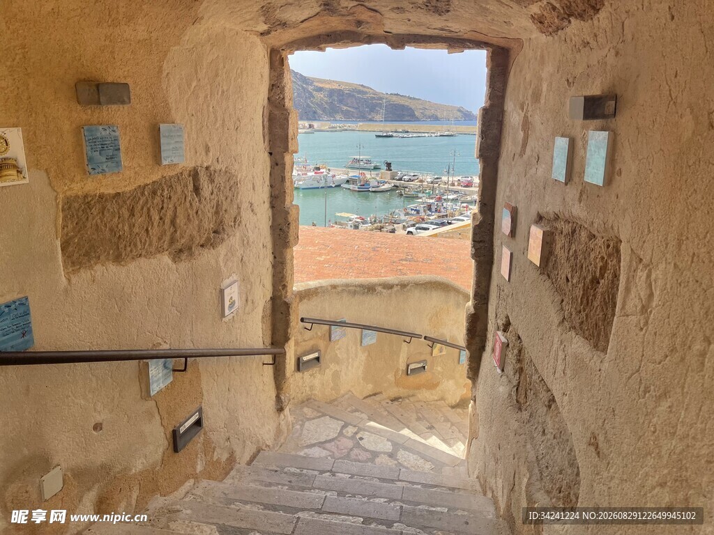 透过古门望美丽海景