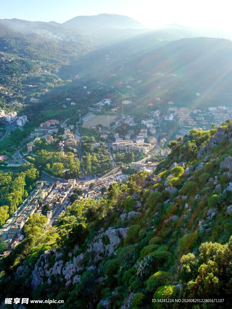 山间小镇晨光美景