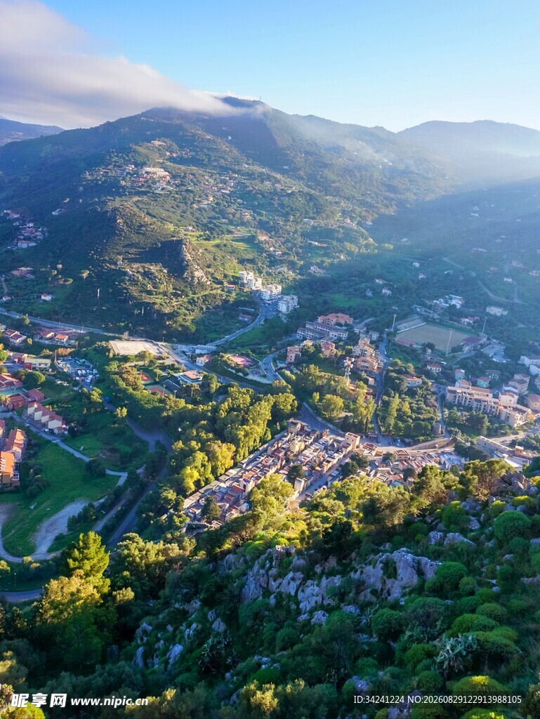 山间村落美景俯瞰