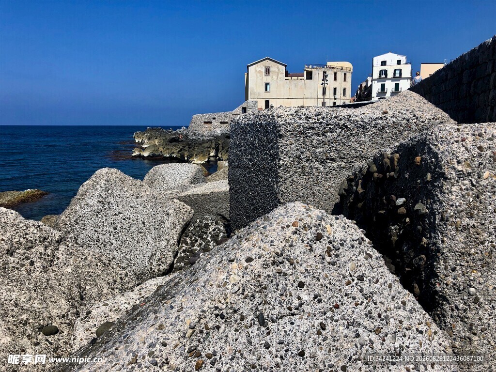 海边石滩旁的多彩建筑