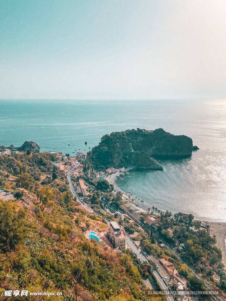 海岸边多彩植被与海中岛屿