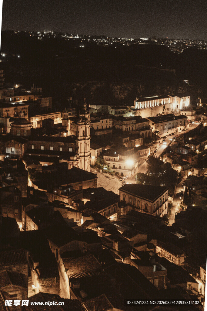 夜晚城镇灯火璀璨景观