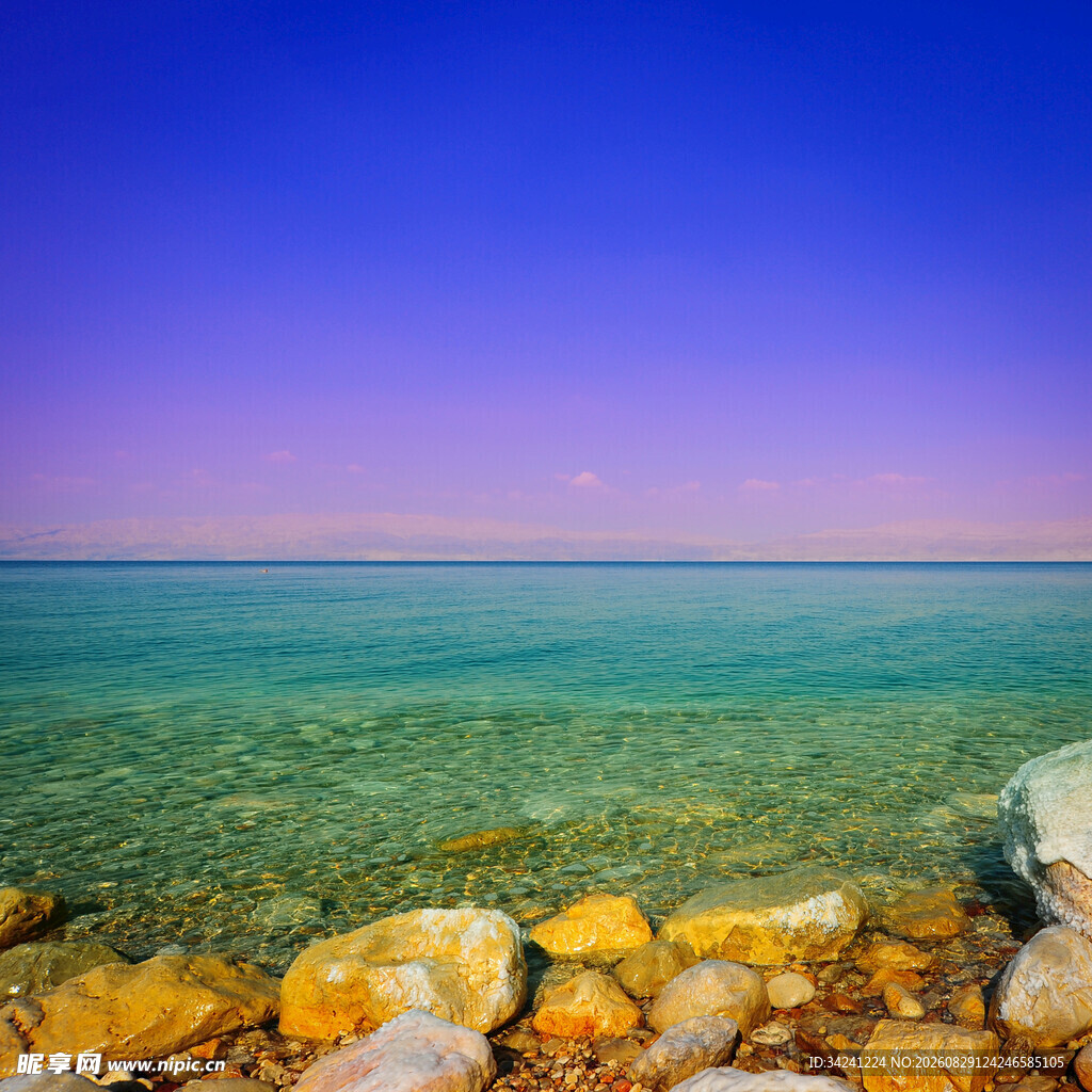 海边美景清澈海水与礁石