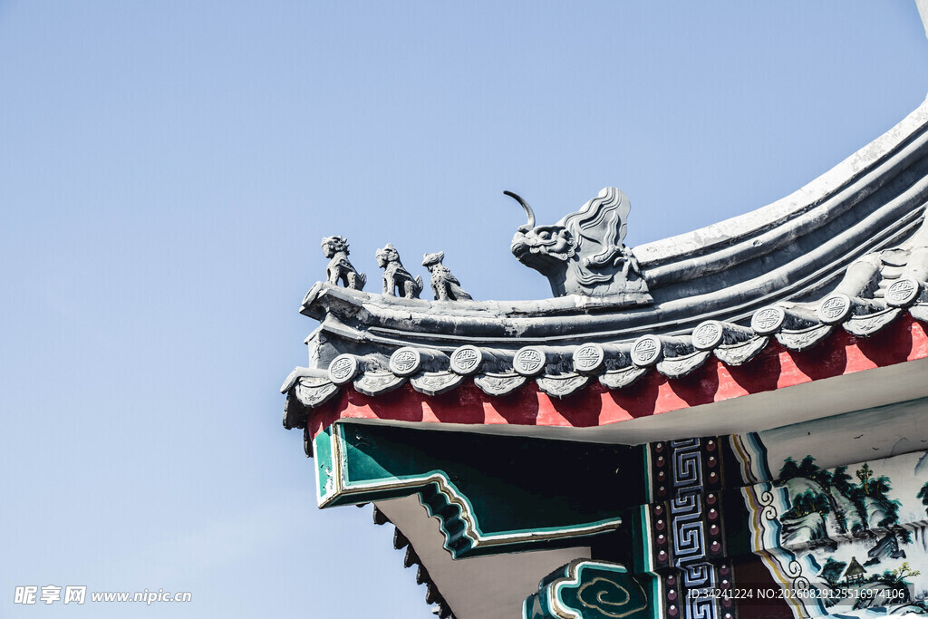 中式古建筑屋顶精美雕刻