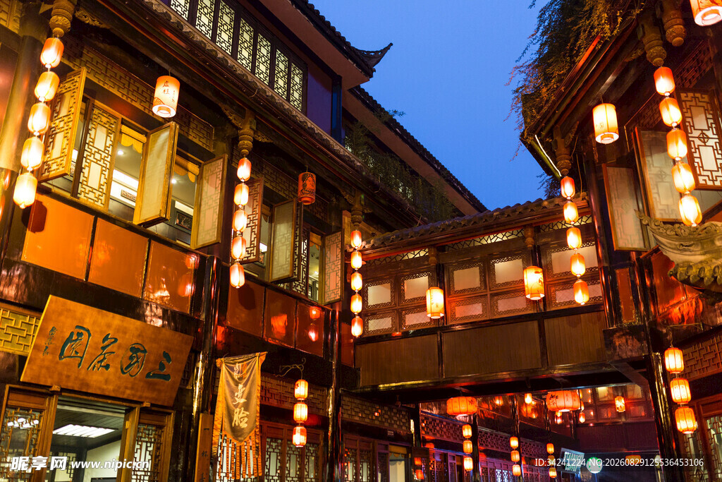古街夜景灯笼映照中式建筑