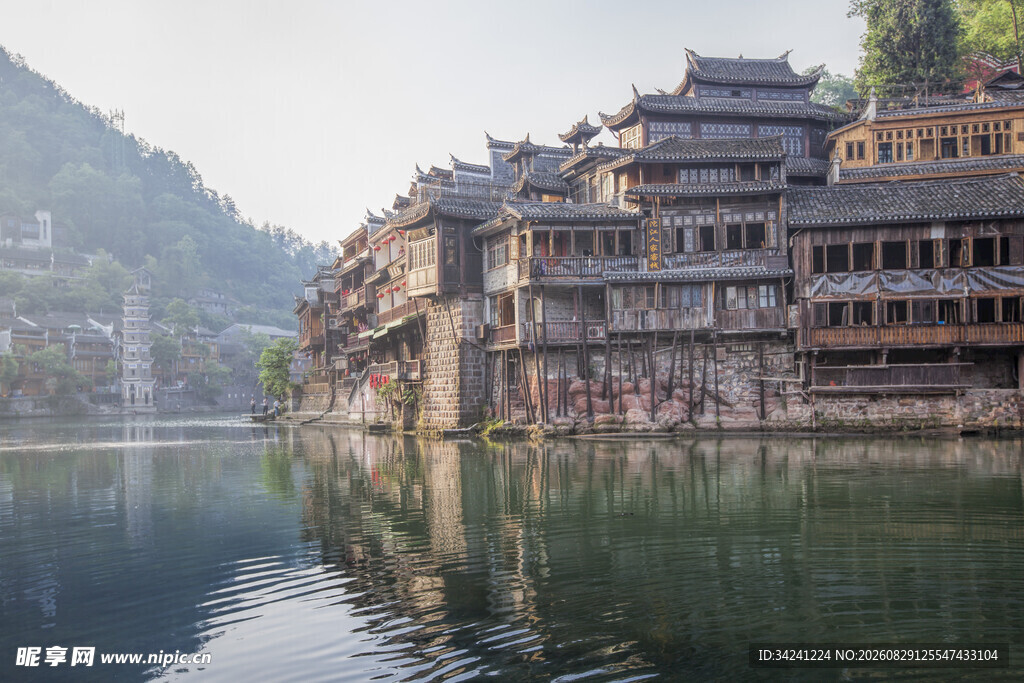 湘西河畔古建风光