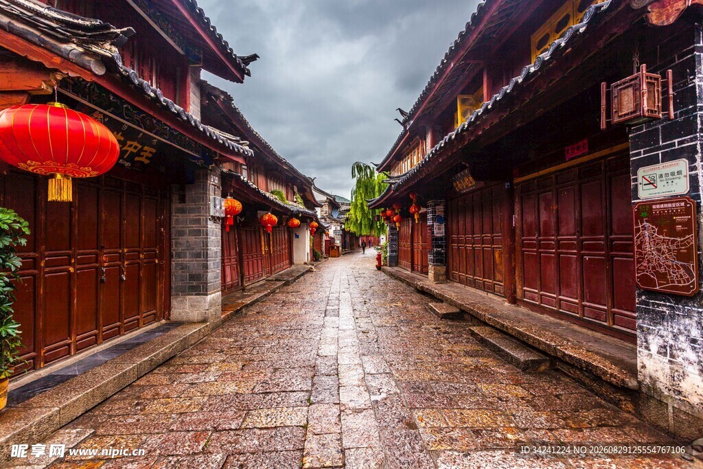 古巷红灯笼尽显中式韵味