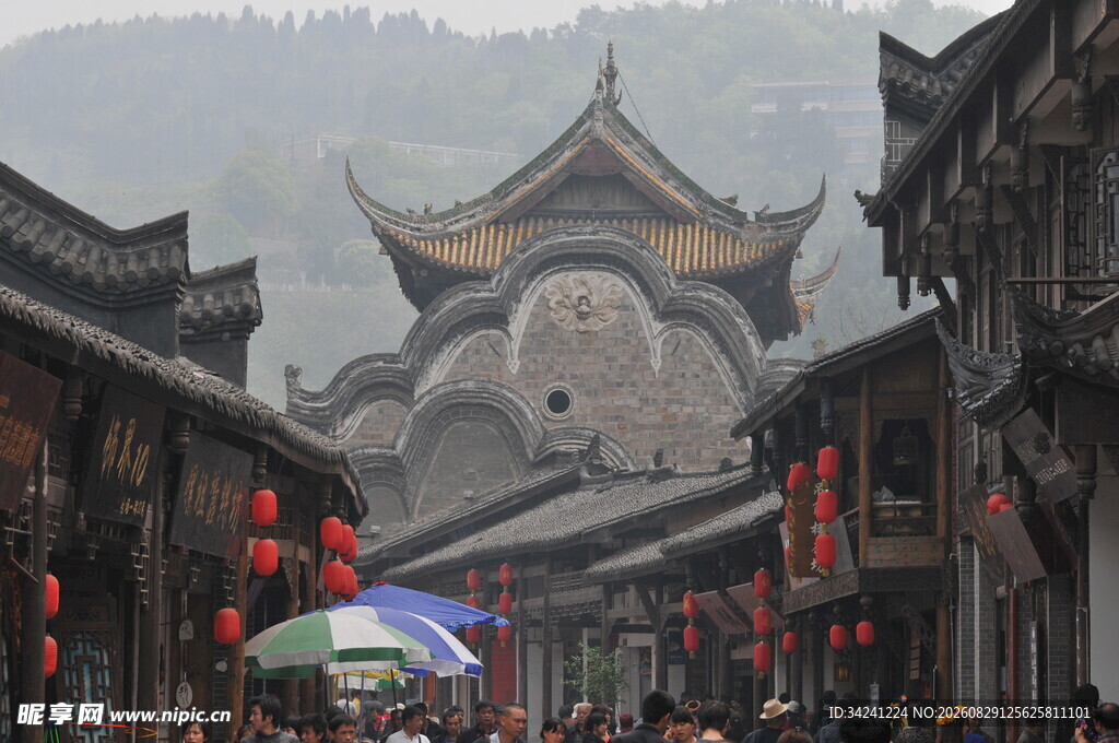 古街中式建筑下的热闹景象
