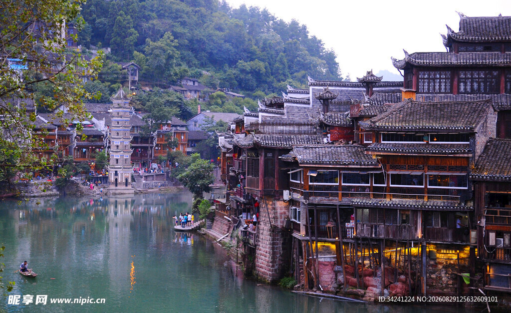 湘西凤凰古城沿河景致
