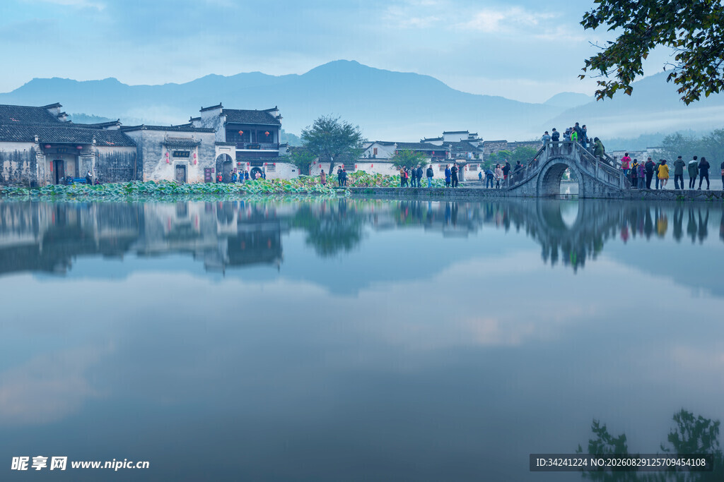 宁静水乡湖景远山相映