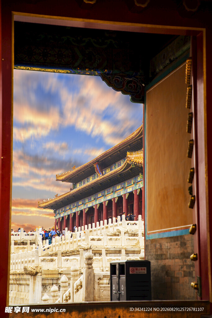 透过宫门看壮丽宫殿景观