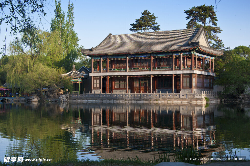 中式古典建筑映于湖水