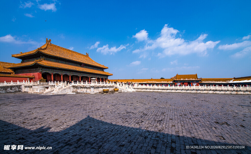 故宫壮丽宫殿蓝天白云景