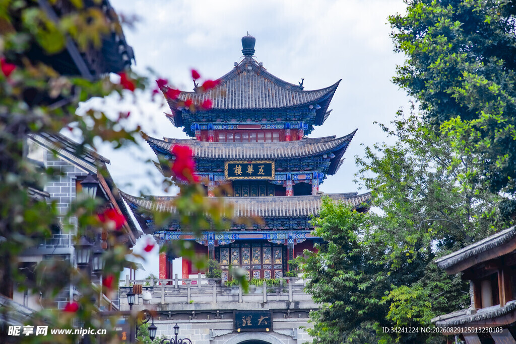 古建楼阁隐于葱郁绿树间