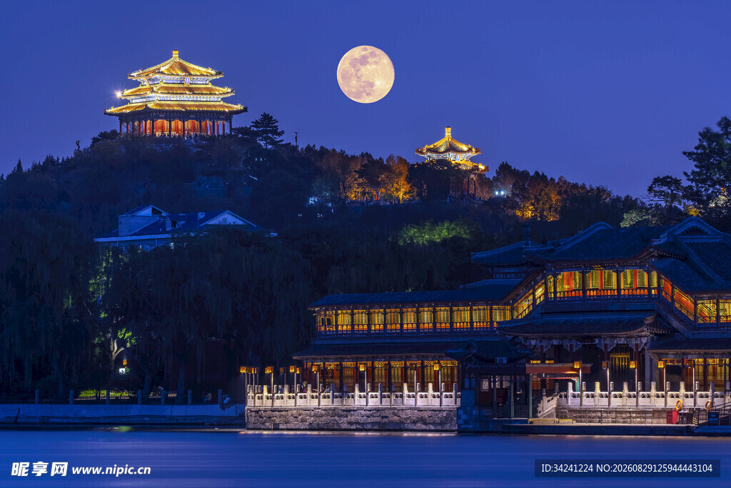 月夜下的古建筑美景